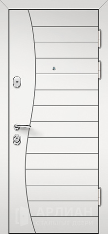 Фото «Входная белая дверь с отделкой "волна" с верхним и нижним замками №16»