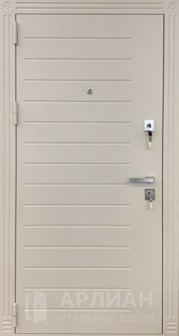 Фото «Парадная дверь со светлой наружной панелью для сталинки №17»